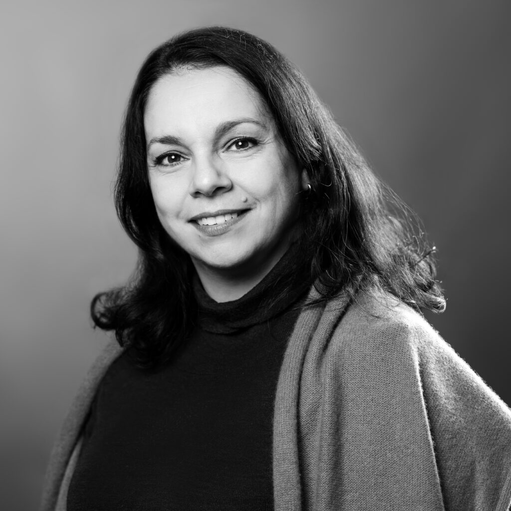 Professionelles Porträt einer Frau in Schwarz Weiß bei Kontrast Fotostudio Friedrichshain