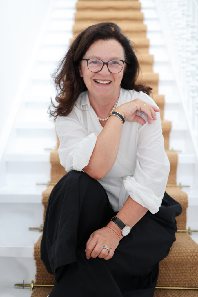 Lächelnde Frau auf Treppe